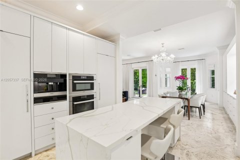 House in Miami, Florida 4 bedrooms, 370.31 sq.m. № 2192126 - photo 22