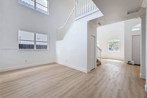 House in Miami, Florida 4 bedrooms, 262.45 sq.m. № 1950698 - photo 11