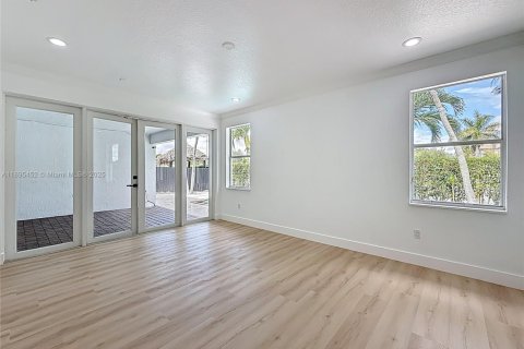 House in Miami, Florida 4 bedrooms, 262.45 sq.m. № 1950698 - photo 19