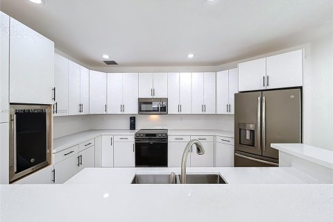 House in Miami, Florida 4 bedrooms, 262.45 sq.m. № 1950698 - photo 14