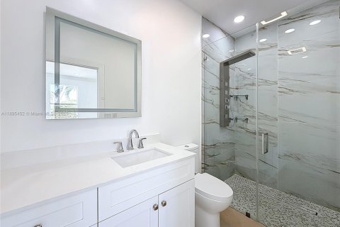 House in Miami, Florida 4 bedrooms, 262.45 sq.m. № 1950698 - photo 20