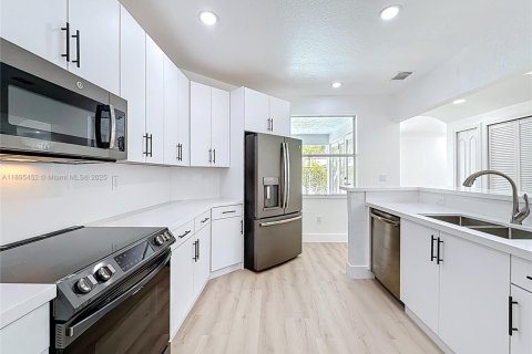 House in Miami, Florida 4 bedrooms, 262.45 sq.m. № 1950698 - photo 15
