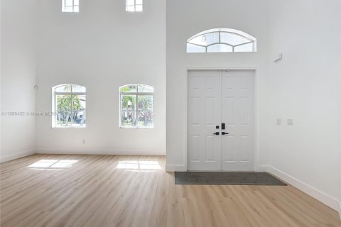 House in Miami, Florida 4 bedrooms, 262.45 sq.m. № 1950698 - photo 5