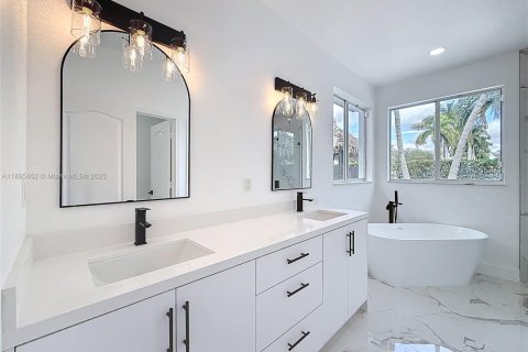 House in Miami, Florida 4 bedrooms, 262.45 sq.m. № 1950698 - photo 26