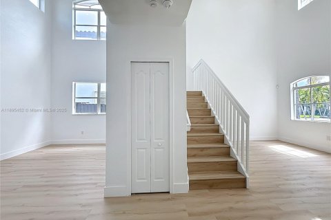 House in Miami, Florida 4 bedrooms, 262.45 sq.m. № 1950698 - photo 9