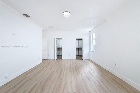House in Miami, Florida 4 bedrooms, 262.45 sq.m. № 1950698 - photo 24