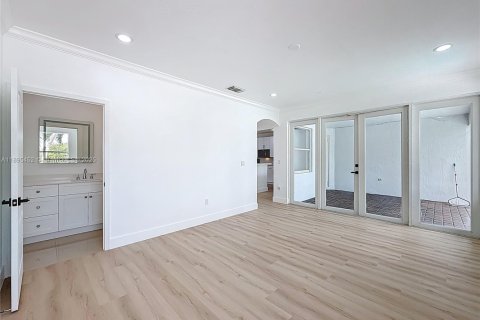House in Miami, Florida 4 bedrooms, 262.45 sq.m. № 1950698 - photo 18