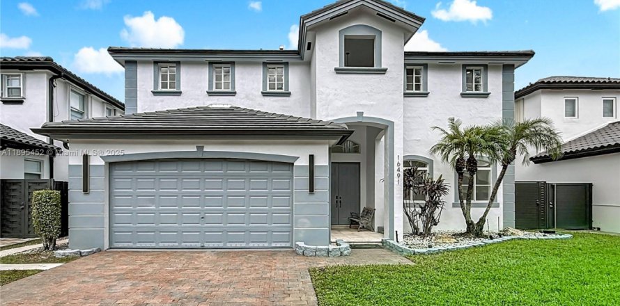 House in Miami, Florida 4 bedrooms, 262.45 sq.m. № 1950698