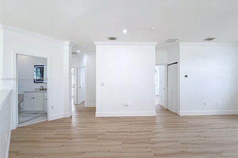 House in Miami, Florida 4 bedrooms, 262.45 sq.m. № 1950698 - photo 30