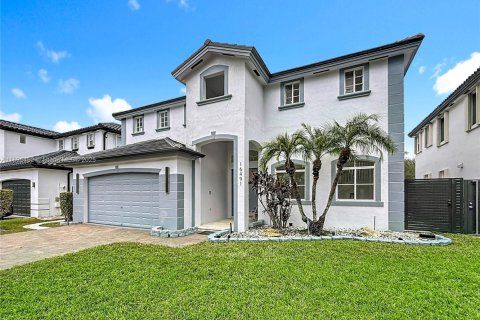 House in Miami, Florida 4 bedrooms, 262.45 sq.m. № 1950698 - photo 3