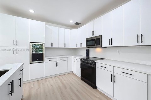 House in Miami, Florida 4 bedrooms, 262.45 sq.m. № 1950698 - photo 16