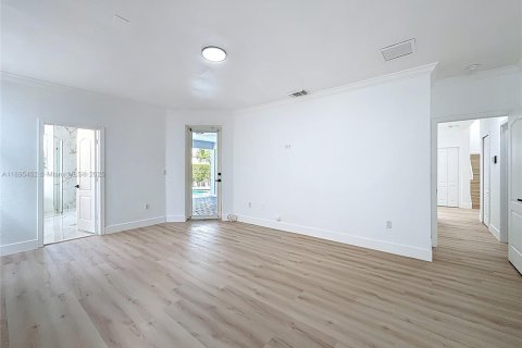 House in Miami, Florida 4 bedrooms, 262.45 sq.m. № 1950698 - photo 22
