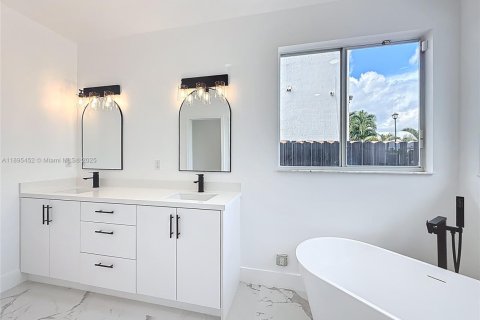 House in Miami, Florida 4 bedrooms, 262.45 sq.m. № 1950698 - photo 29