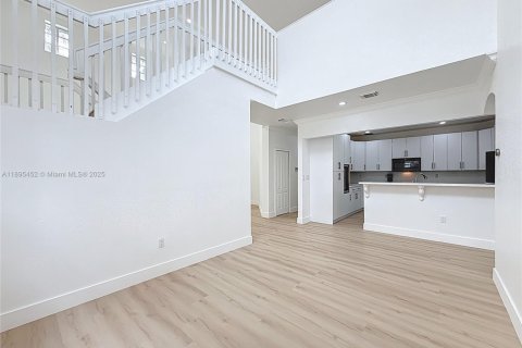 House in Miami, Florida 4 bedrooms, 262.45 sq.m. № 1950698 - photo 12