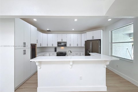 House in Miami, Florida 4 bedrooms, 262.45 sq.m. № 1950698 - photo 13