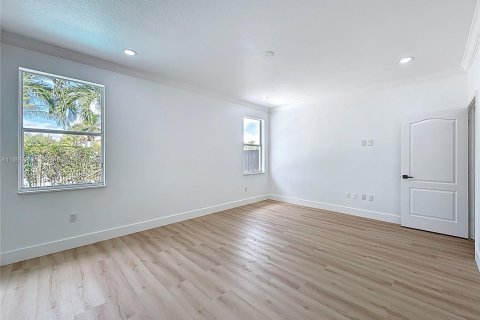 House in Miami, Florida 4 bedrooms, 262.45 sq.m. № 1950698 - photo 17
