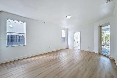 House in Miami, Florida 4 bedrooms, 262.45 sq.m. № 1950698 - photo 21