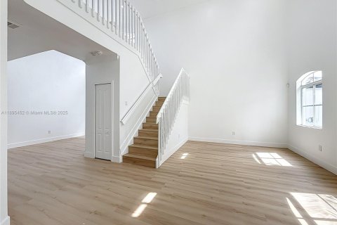 House in Miami, Florida 4 bedrooms, 262.45 sq.m. № 1950698 - photo 8