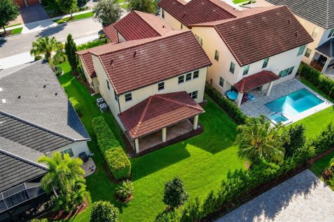 House in LAKESHORE in Winter Garden, Florida 4 bedrooms, 286.23 sq.m. № 2202576 - photo 3