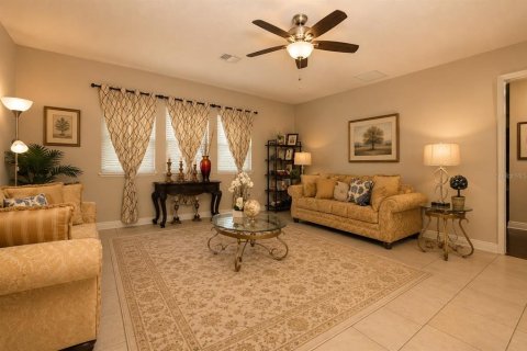 House in LAKESHORE in Winter Garden, Florida 4 bedrooms, 286.23 sq.m. № 2202576 - photo 14