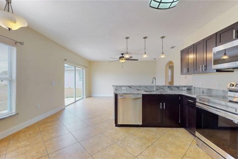 House in Poinciana, Florida 4 bedrooms, 194.54 sq.m. № 1618449 - photo 10