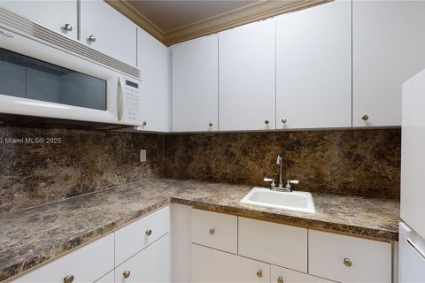 Villa ou maison à louer à Miami, Floride: 1 chambre, 39.02 m2 № 1818351 - photo 4
