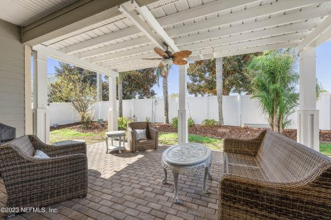 House in Fernandina Beach, Florida 4 bedrooms, 213.4 sq.m. № 817893 - photo 1