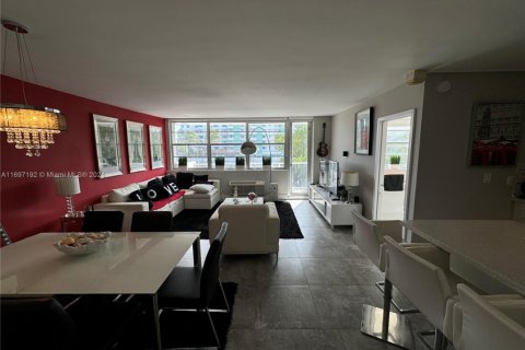 Condo in Miami Beach, Florida, 1 bedroom  № 2013282 - photo 5