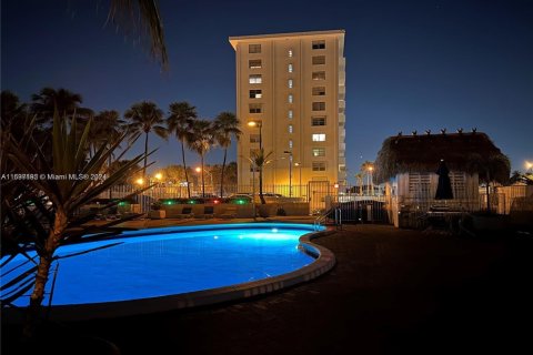 Condo in Miami Beach, Florida, 1 bedroom  № 2013282 - photo 19