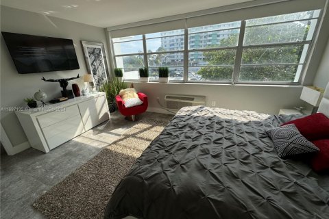 Condo in Miami Beach, Florida, 1 bedroom  № 2013282 - photo 15