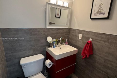 Condo in Miami Beach, Florida, 1 bedroom  № 2013282 - photo 7