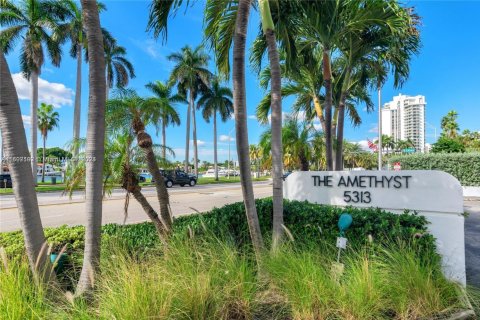 Condo in Miami Beach, Florida, 1 bedroom  № 2013282 - photo 2