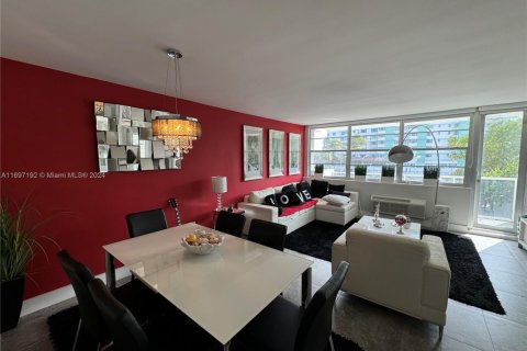 Condo in Miami Beach, Florida, 1 bedroom  № 2013282 - photo 4