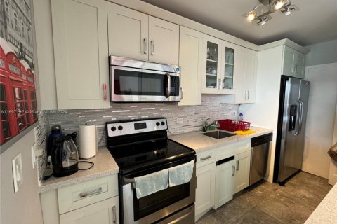 Condo in Miami Beach, Florida, 1 bedroom  № 2013282 - photo 9