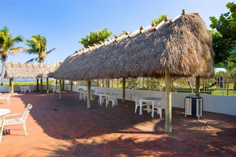 Condo in Miami Beach, Florida, 1 bedroom  № 2013282 - photo 18