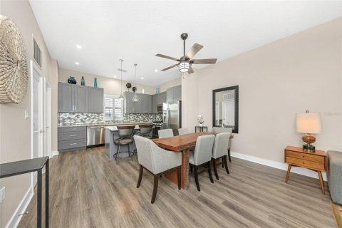 Townhouse in Dunedin, Florida 2 bedrooms, 149.57 sq.m. № 2112241 - photo 9
