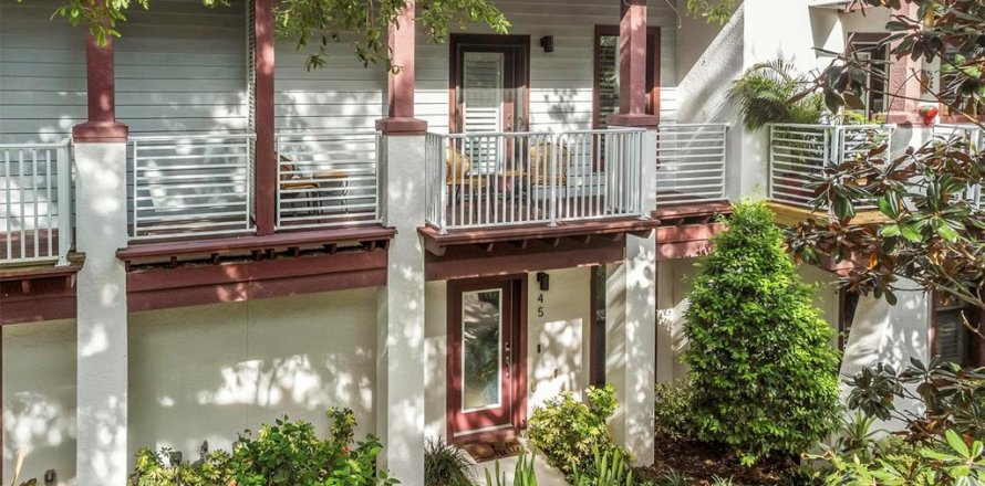 Townhouse in Dunedin, Florida 2 bedrooms, 149.57 sq.m. № 2112241