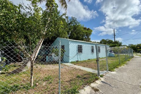 House in Miami, Florida 4 bedrooms, 164.25 sq.m. № 1861841 - photo 10