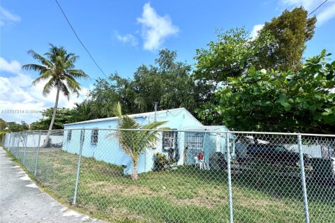 House in Miami, Florida 4 bedrooms, 164.25 sq.m. № 1861841 - photo 1
