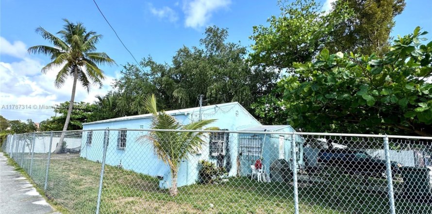 House in Miami, Florida 4 bedrooms, 164.25 sq.m. № 1861841