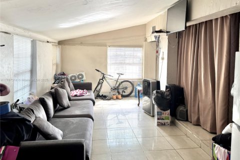 House in Miami, Florida 4 bedrooms, 164.25 sq.m. № 1861841 - photo 4