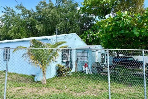 House in Miami, Florida 4 bedrooms, 164.25 sq.m. № 1861841 - photo 2