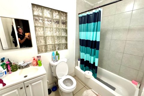 House in Miami, Florida 4 bedrooms, 164.25 sq.m. № 1861841 - photo 9