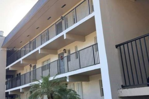 Condominio en Tamarac, Florida, 1 dormitorio  № 2050956
