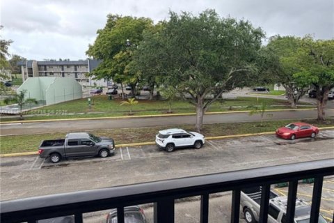 Condo in Tamarac, Florida, 1 bedroom  № 2050956 - photo 9