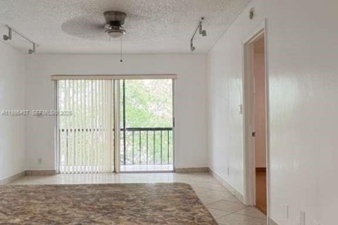 Condo in Tamarac, Florida, 1 bedroom  № 2050956 - photo 14
