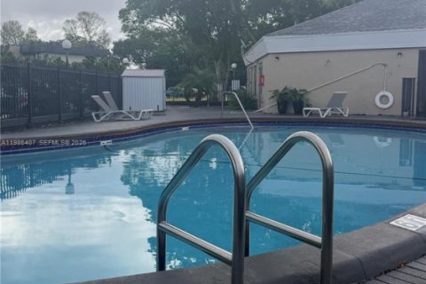 Condo in Tamarac, Florida, 1 bedroom  № 2050956 - photo 2