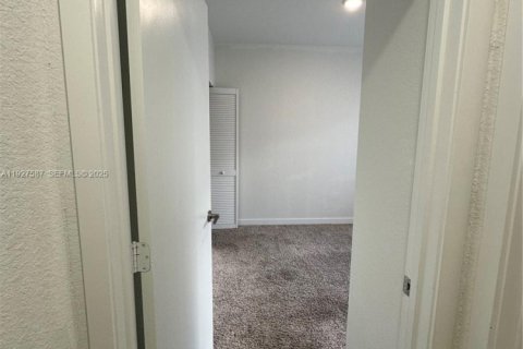 Снять в аренду таунхаус в Хомстед, Флорида 4 спальни, 129.88м2, № 1986738 - фото 15