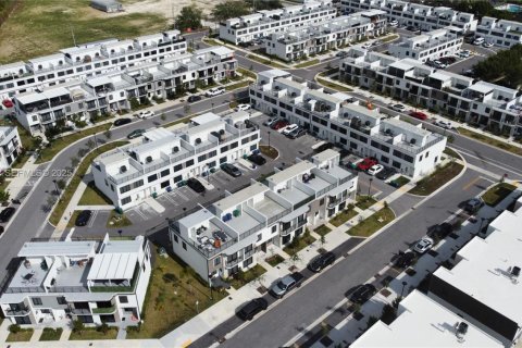 Снять в аренду таунхаус в Хомстед, Флорида 4 спальни, 129.88м2, № 1986738 - фото 8