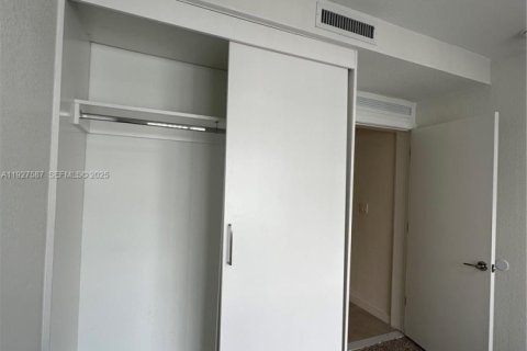 Снять в аренду таунхаус в Хомстед, Флорида 4 спальни, 129.88м2, № 1986738 - фото 27